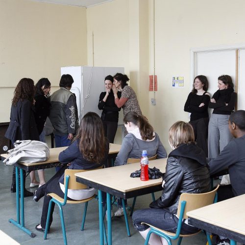 ATTENTION ................................................................................
PAS D'AUTORISATIONS NI DE REFUS DE LA PART DES ELEVES.  BXL.  ANIMATIONS CONTRE LES DISCREMINATIONS DANS L'ECOLE RUE E.  TOLLENAERE, 32.  PHOTO  :  RUDOLF MARTON